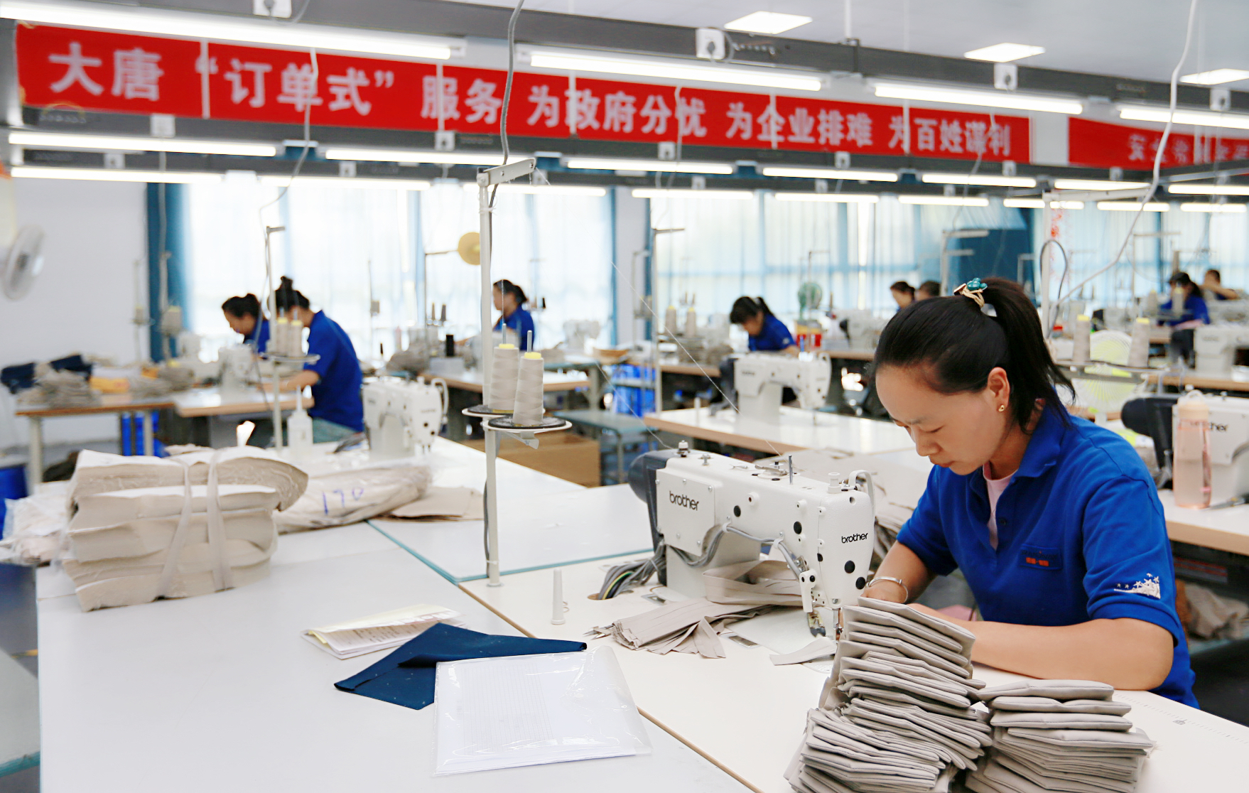 1662444624797099777.jpg 4.bw必威西汉姆联官方网站引进“订单式”扶贫企业.,让异地搬迁群众实现家门口就业.jpg