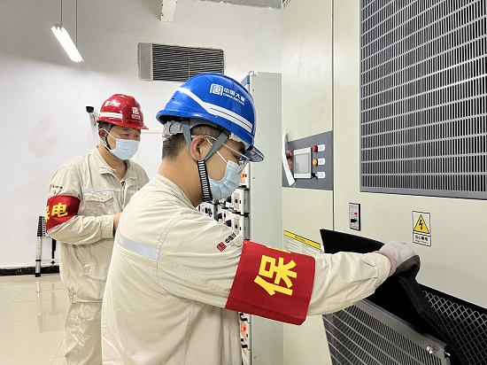 1664161181385091140.jpg 图1:检修人员认真检查设备运行状况.jpg