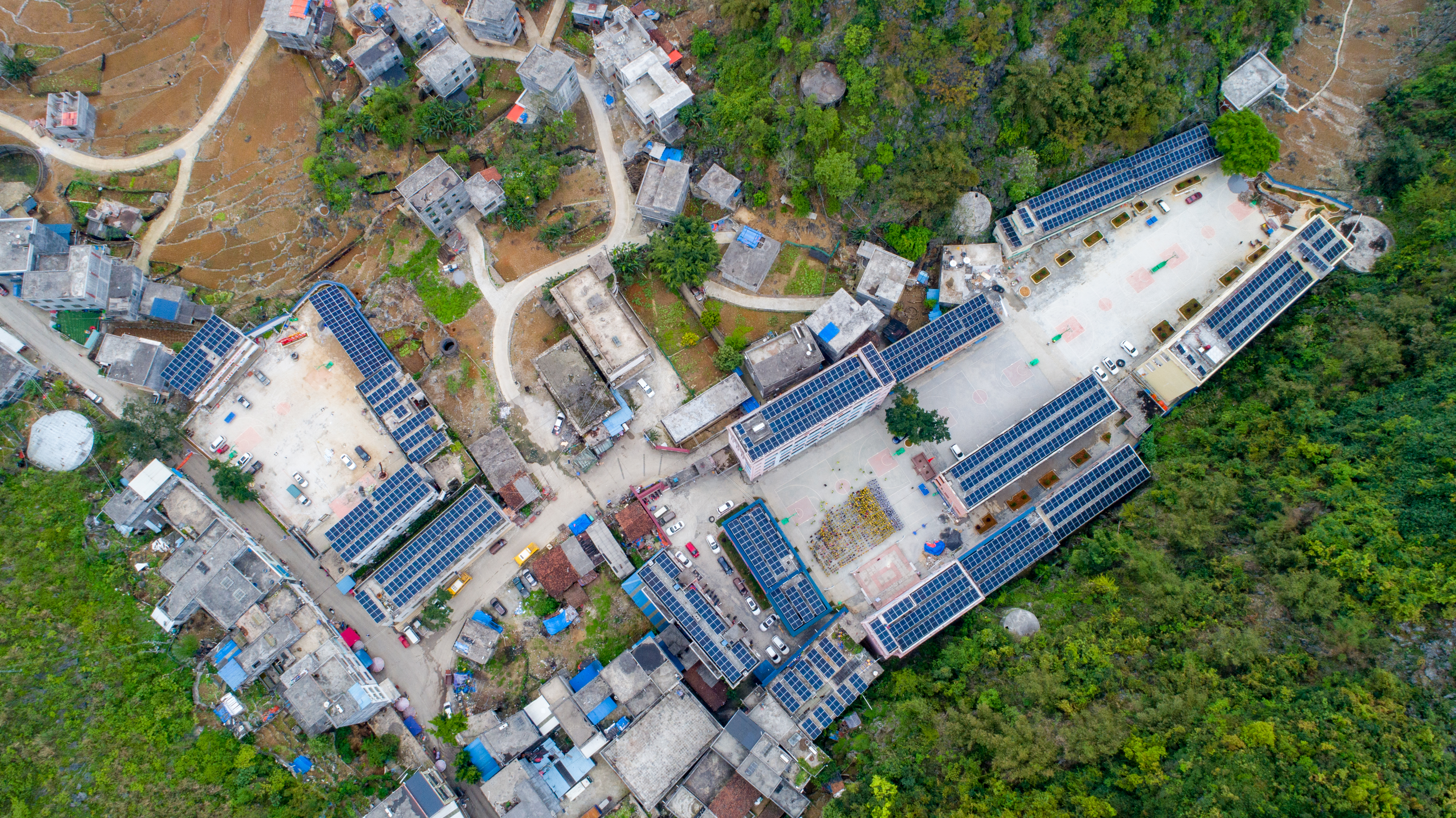 bw必威西汉姆联官方网站援建的广西大化瑶族自治县板兰村屋顶光伏电站--黄嘉标摄.jpg