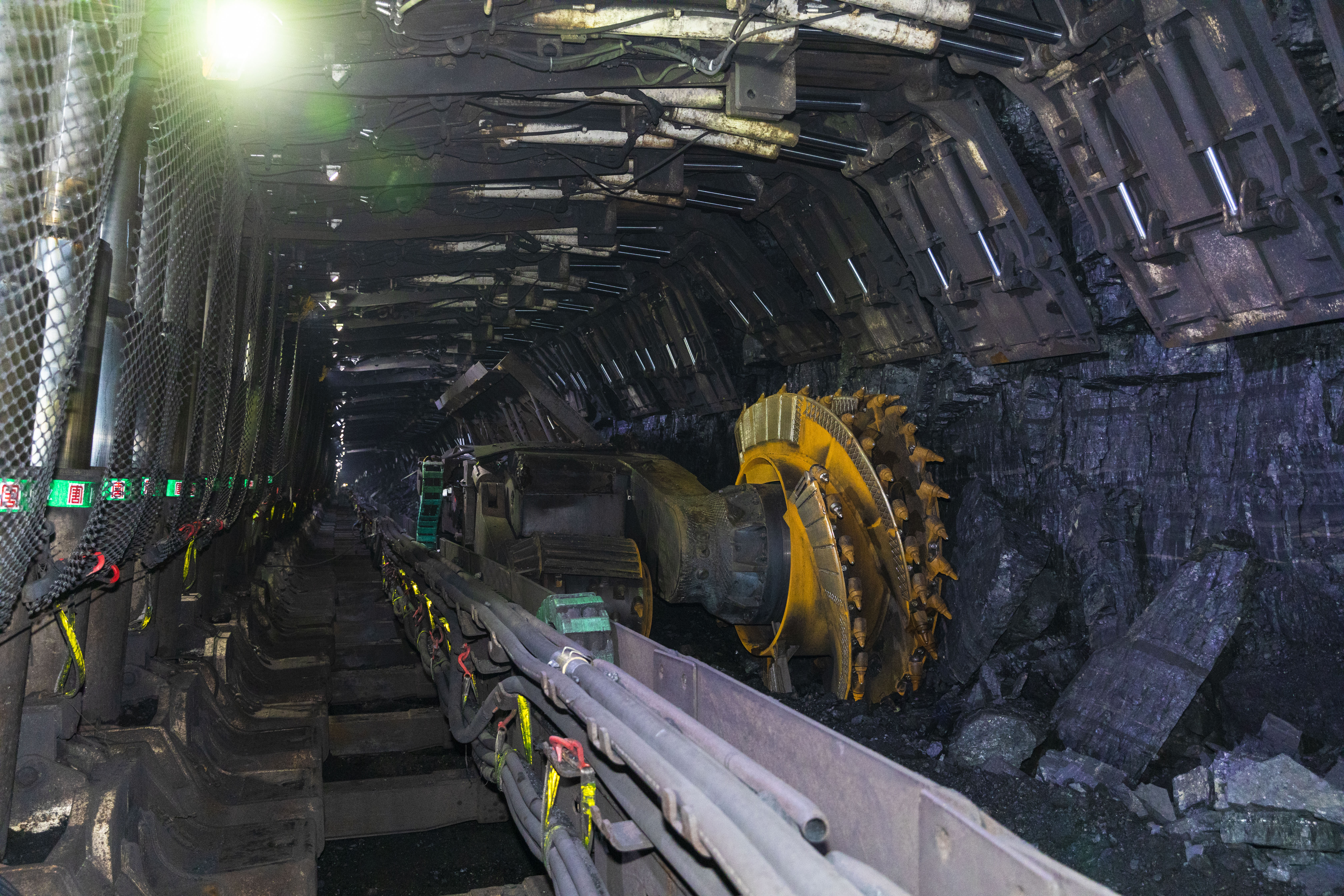 1691027939079049271.jpg 通讯配图2:龙王沟煤矿坚持精收细采,深挖61610工作面生产潜能,为顺利完成全年原煤生产任务打下坚实基础。.jpg