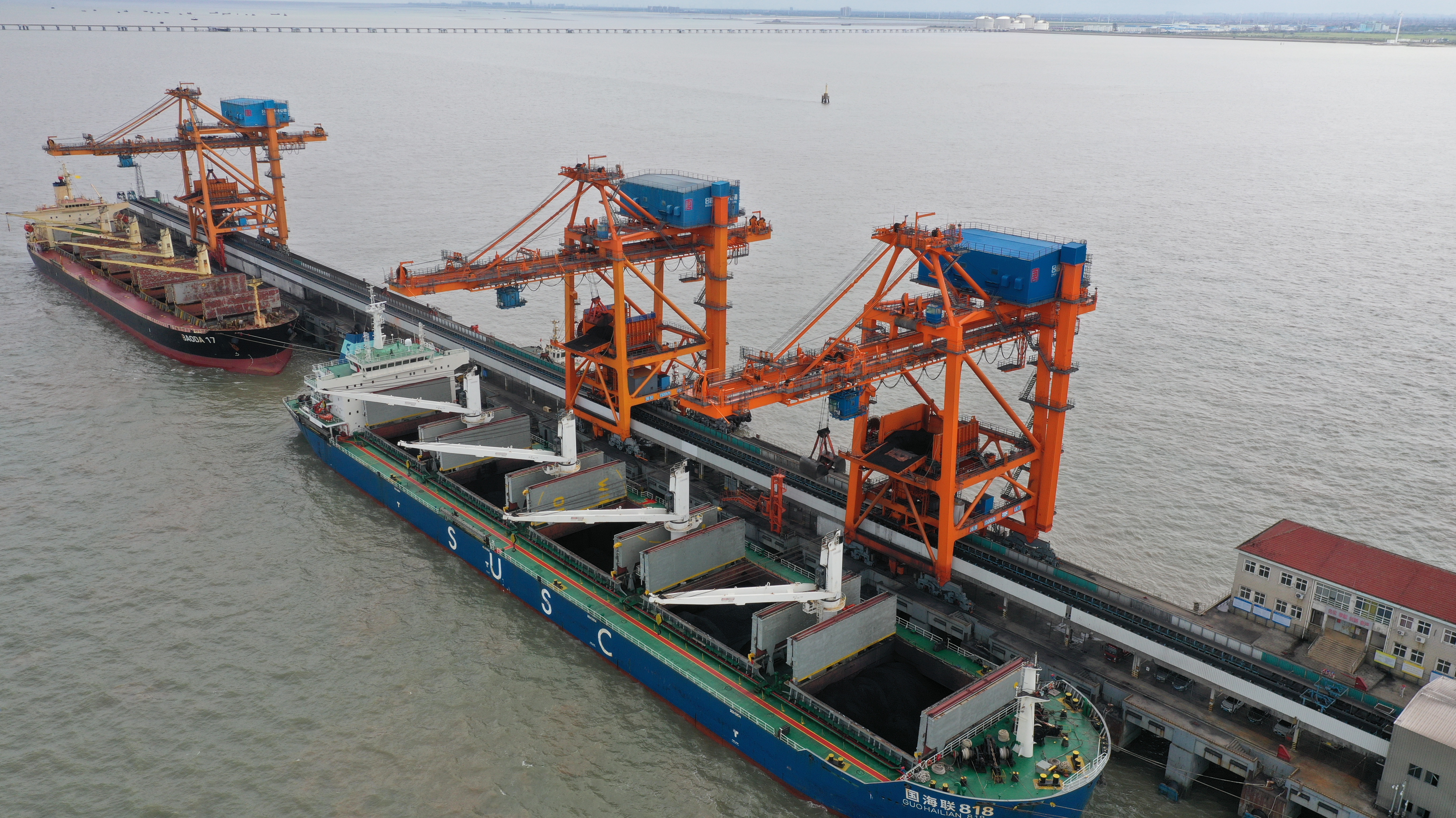 1691741447061060240.jpg 码头卸煤.jpg